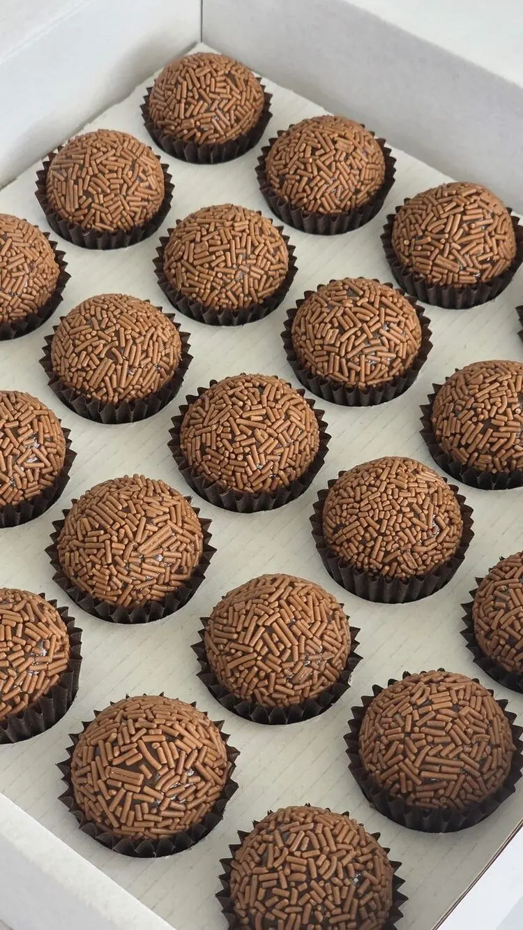 Brigadeiros de Chocolate Artesanais — Aires Patisserie, Alcochete